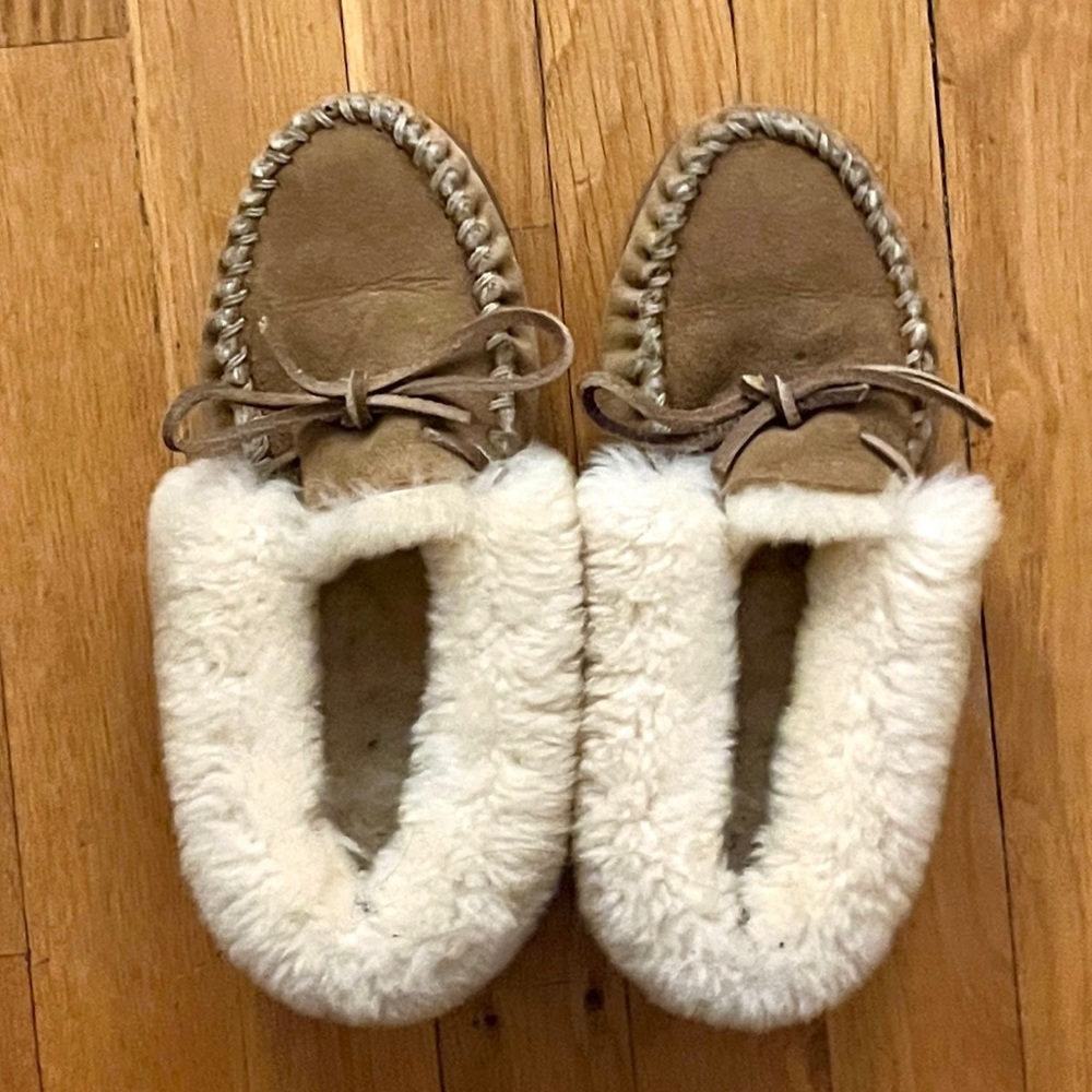 LL Bean Womens Size 5 m Shearling Lined Moccasins.